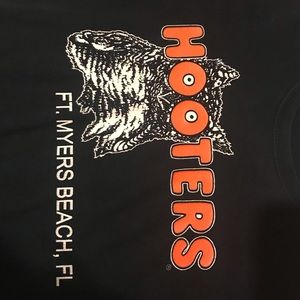 Vintage hooters graphic shirt!